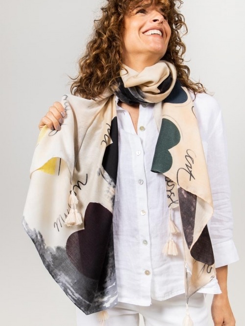 Fular maxi dibujo corazones Beige