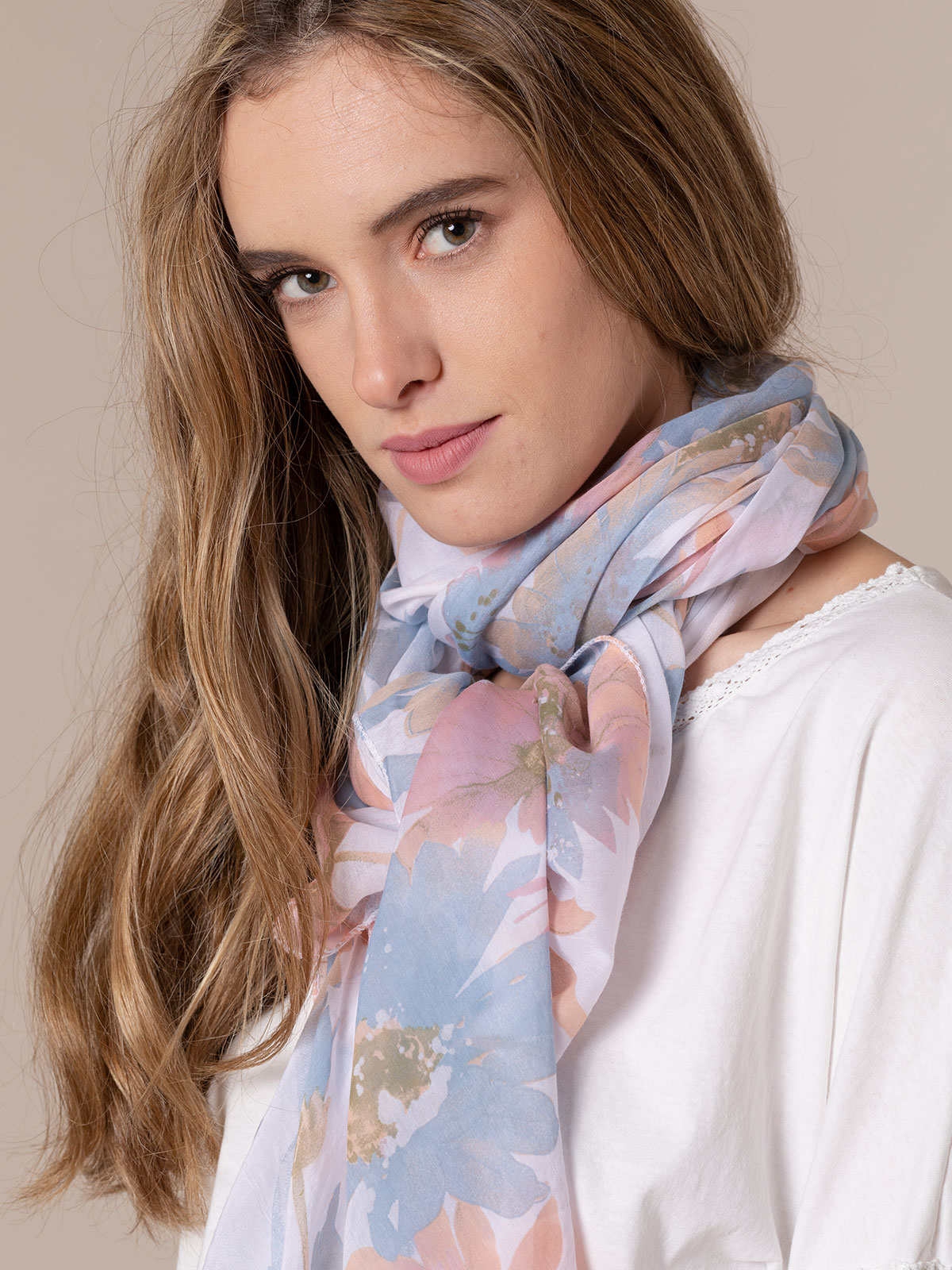 Comprar Fular mujer estampado flor difuminada Azul. 4x4 Woman moda mujer