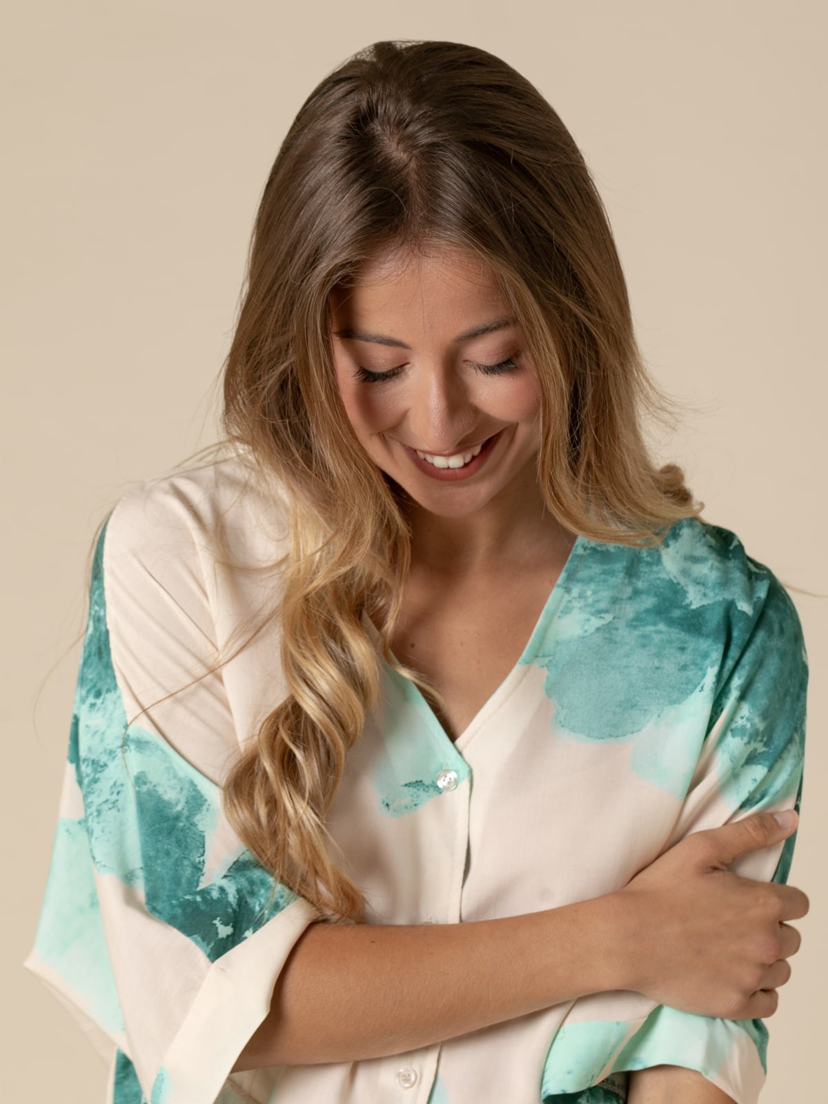 Blusa fluida flor color Aqua