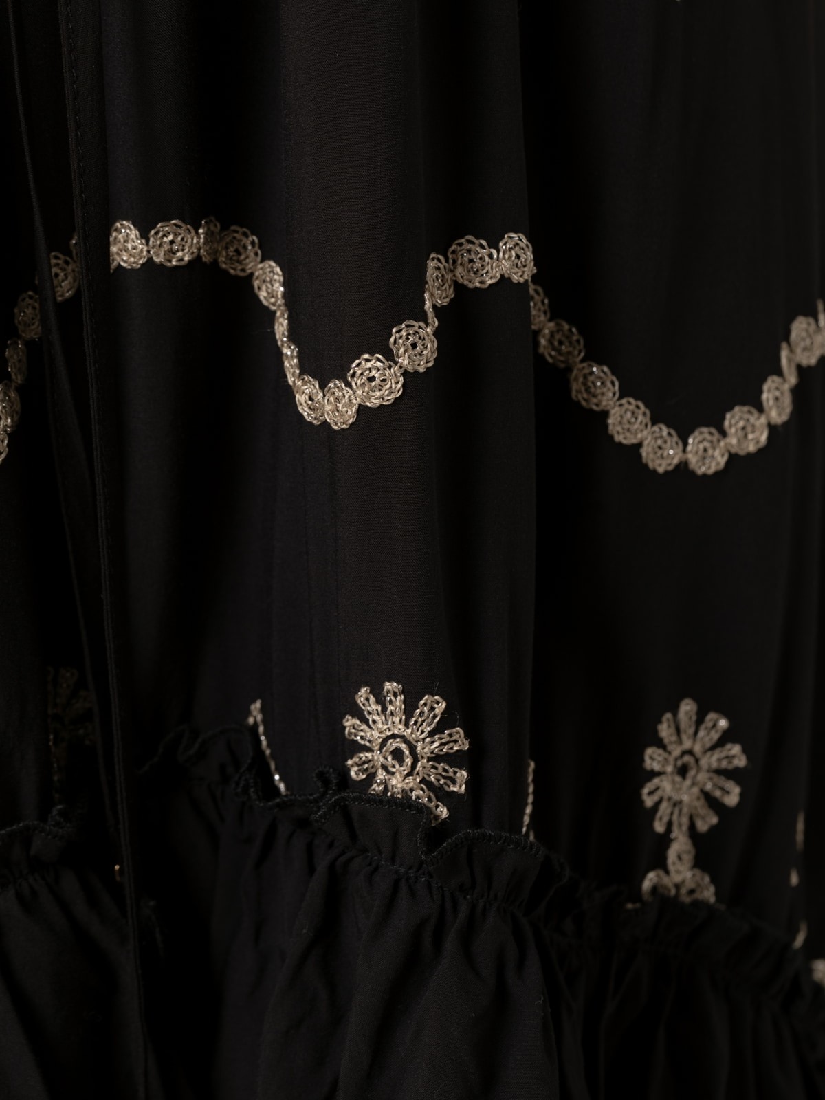 vestido bordado tirante ancho color Negro