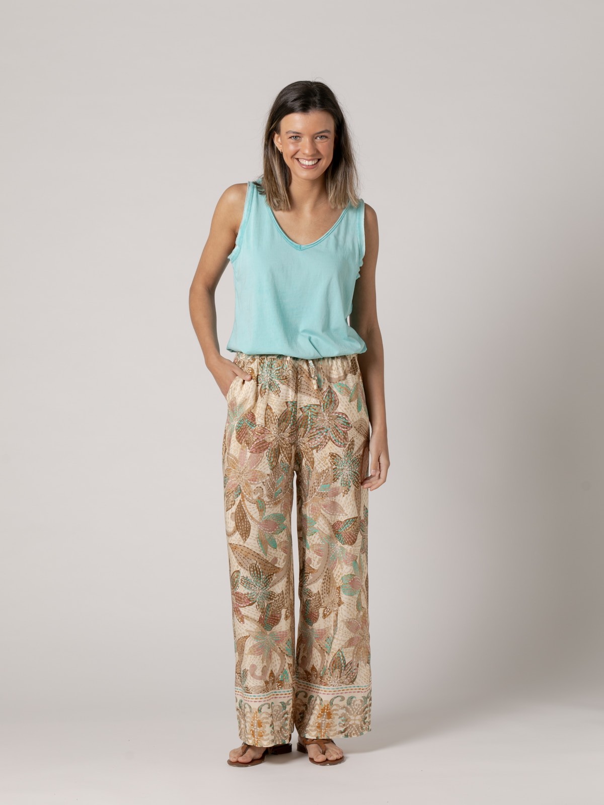 Pantalón fluido dibujo flores color Taupe