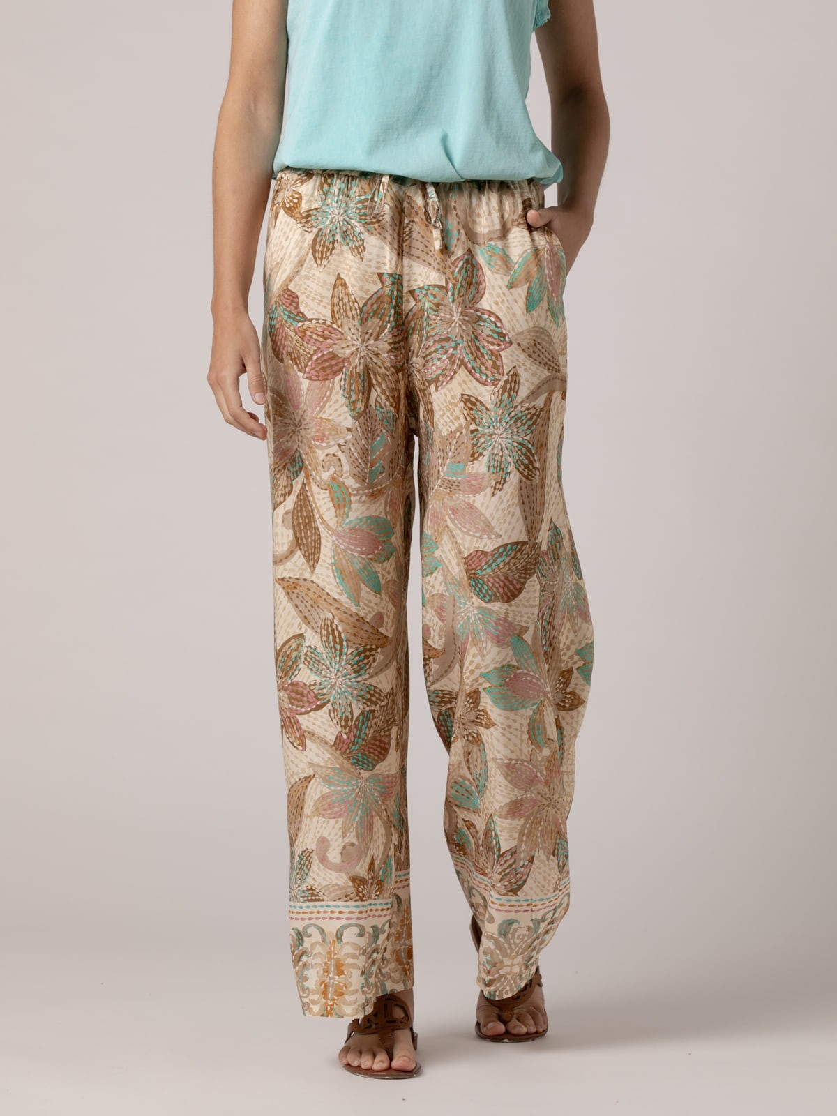 Pantalón fluido dibujo flores color Taupe