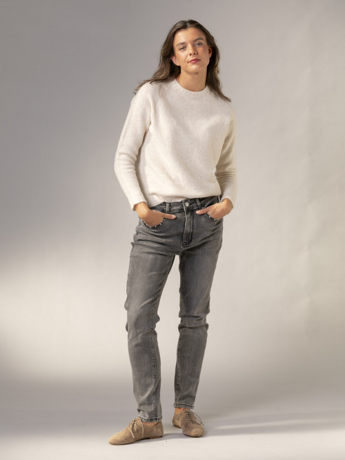 Pantalón jean tachas color Gris