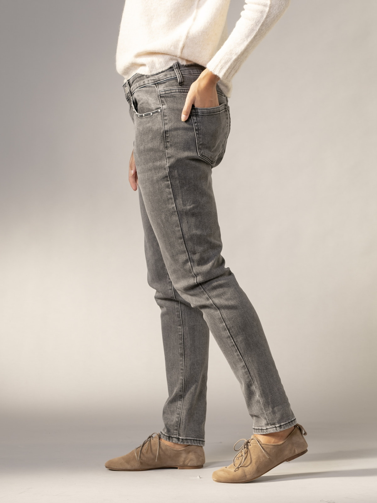 Pantalón jean tachas color Gris