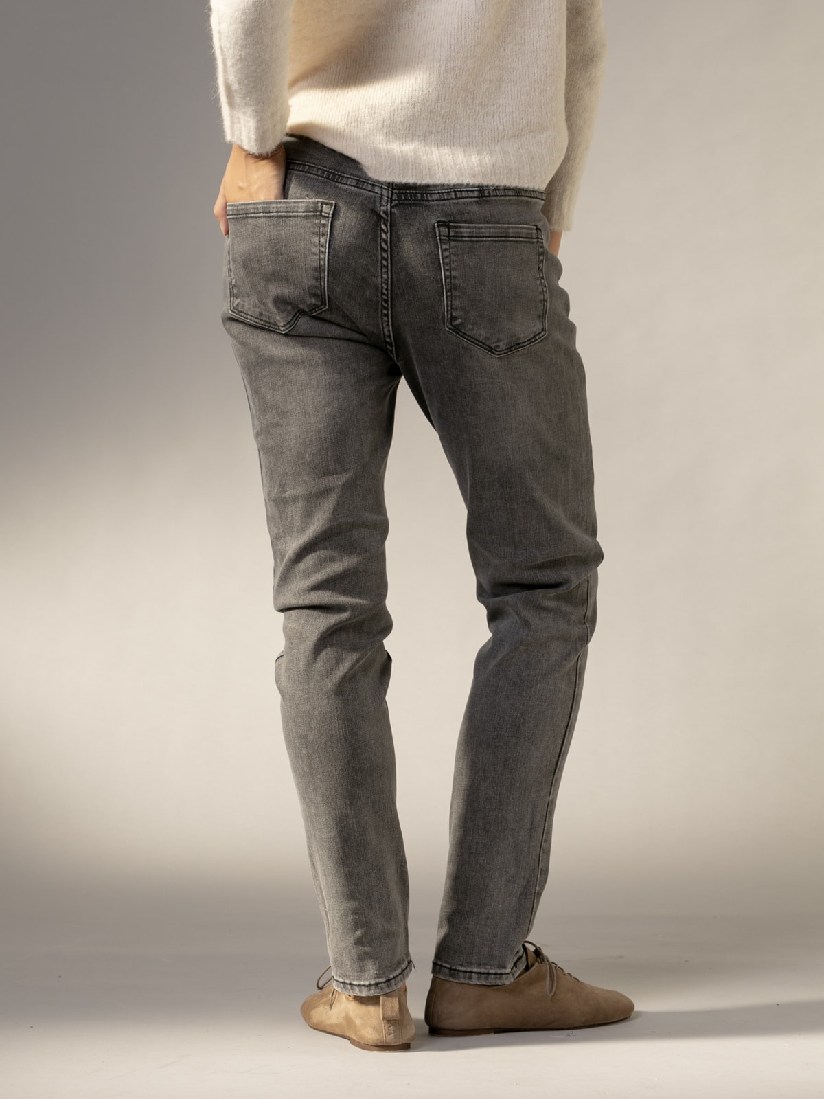 Pantalón jean tachas color Gris