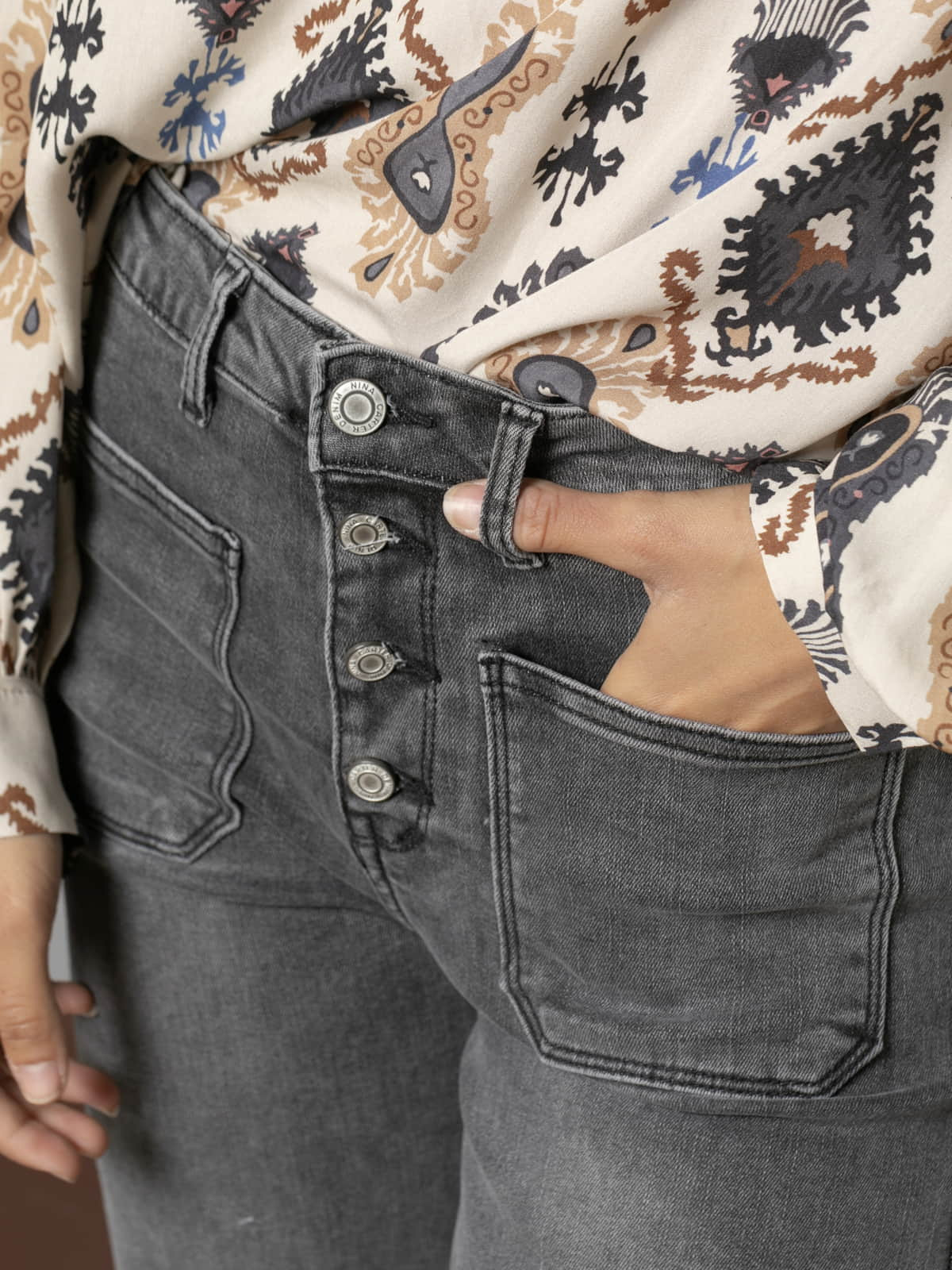 Woman Jeans with 2 front pockets  Greycolour