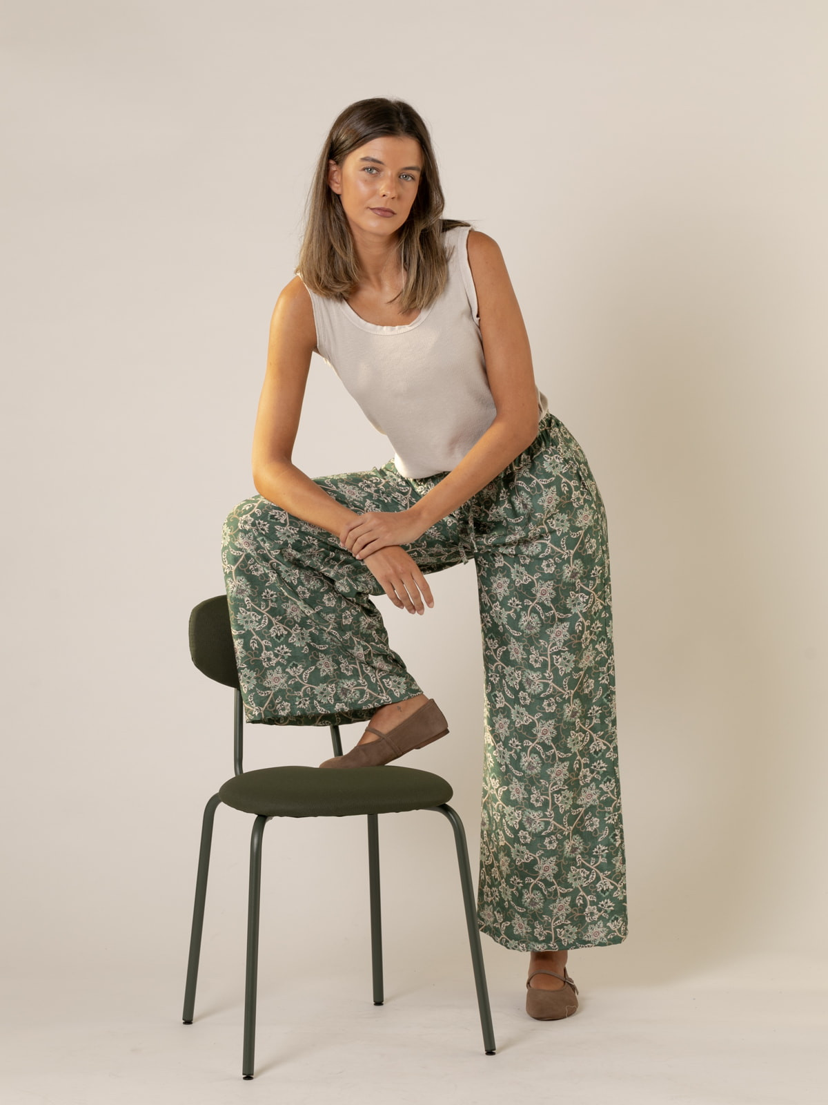 Pantalón oversize fluido bolsillos color Verde