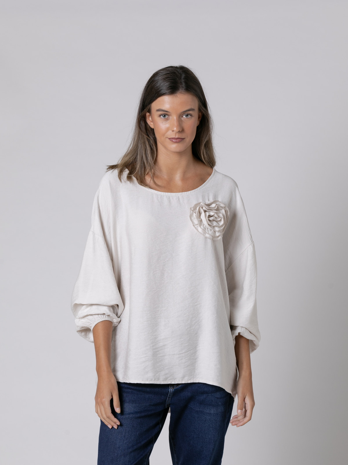 Blusa fluida lisa con flor color Beige