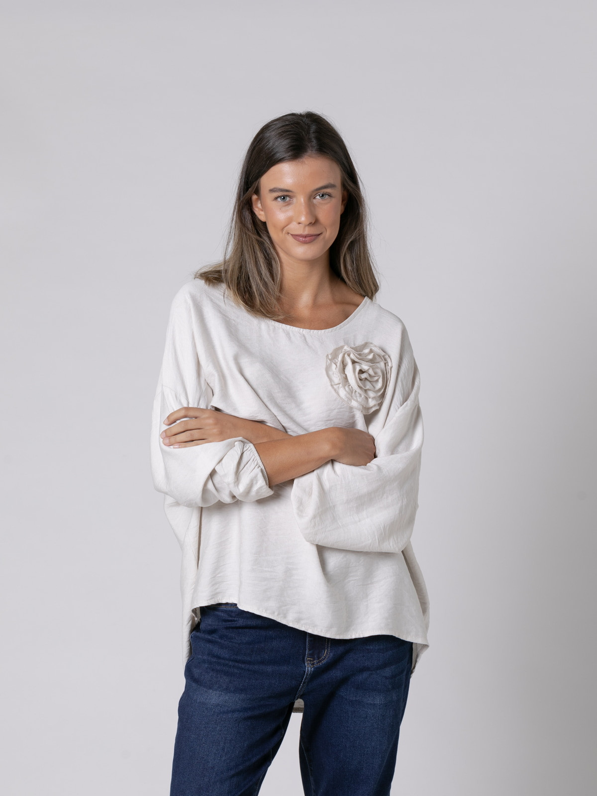 Blusa fluida lisa con flor color Beige