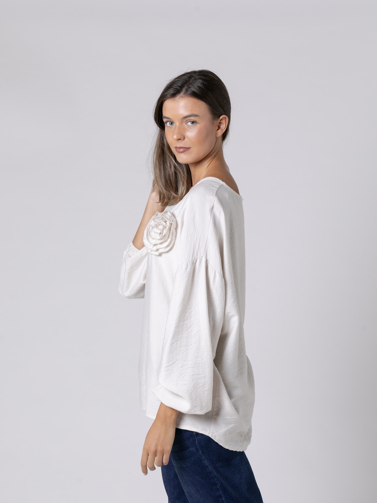 Blusa fluida lisa con flor color Beige