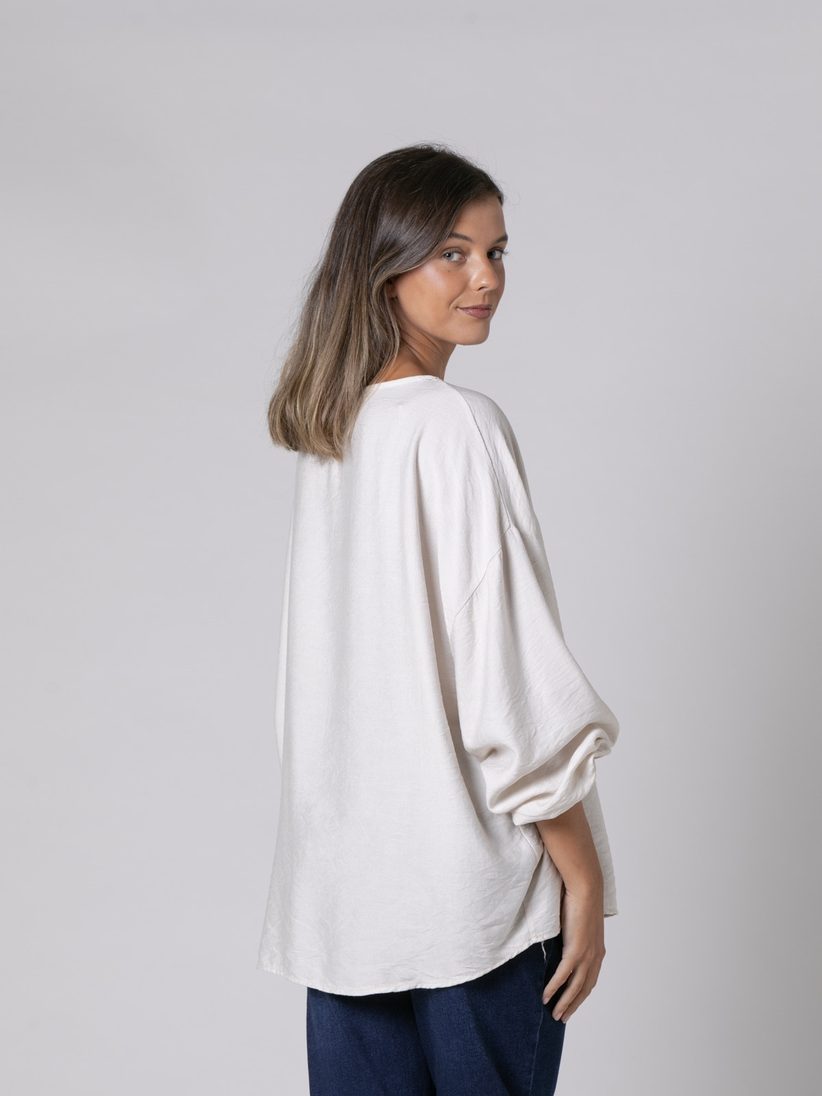 Blusa fluida lisa con flor color Beige