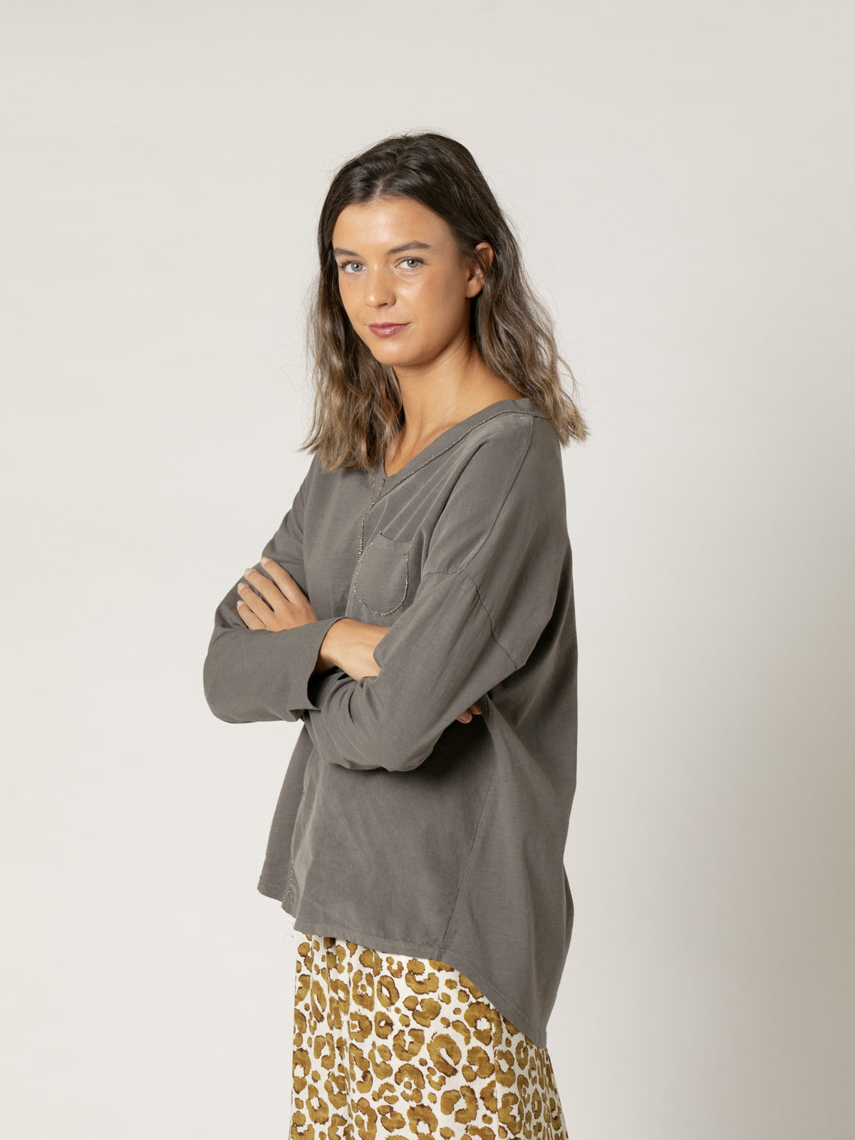 Camiseta vivos en oro escote en pico color Taupe