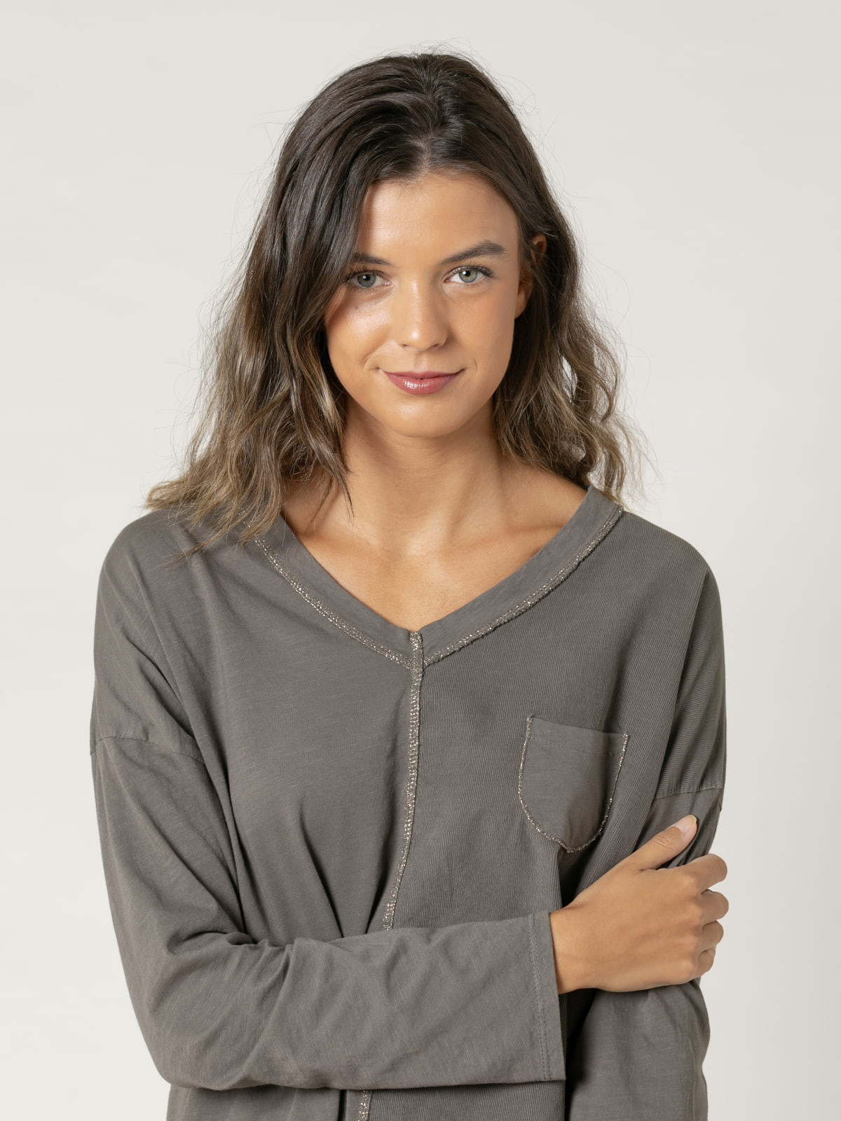 Camiseta vivos en oro escote en pico color Taupe