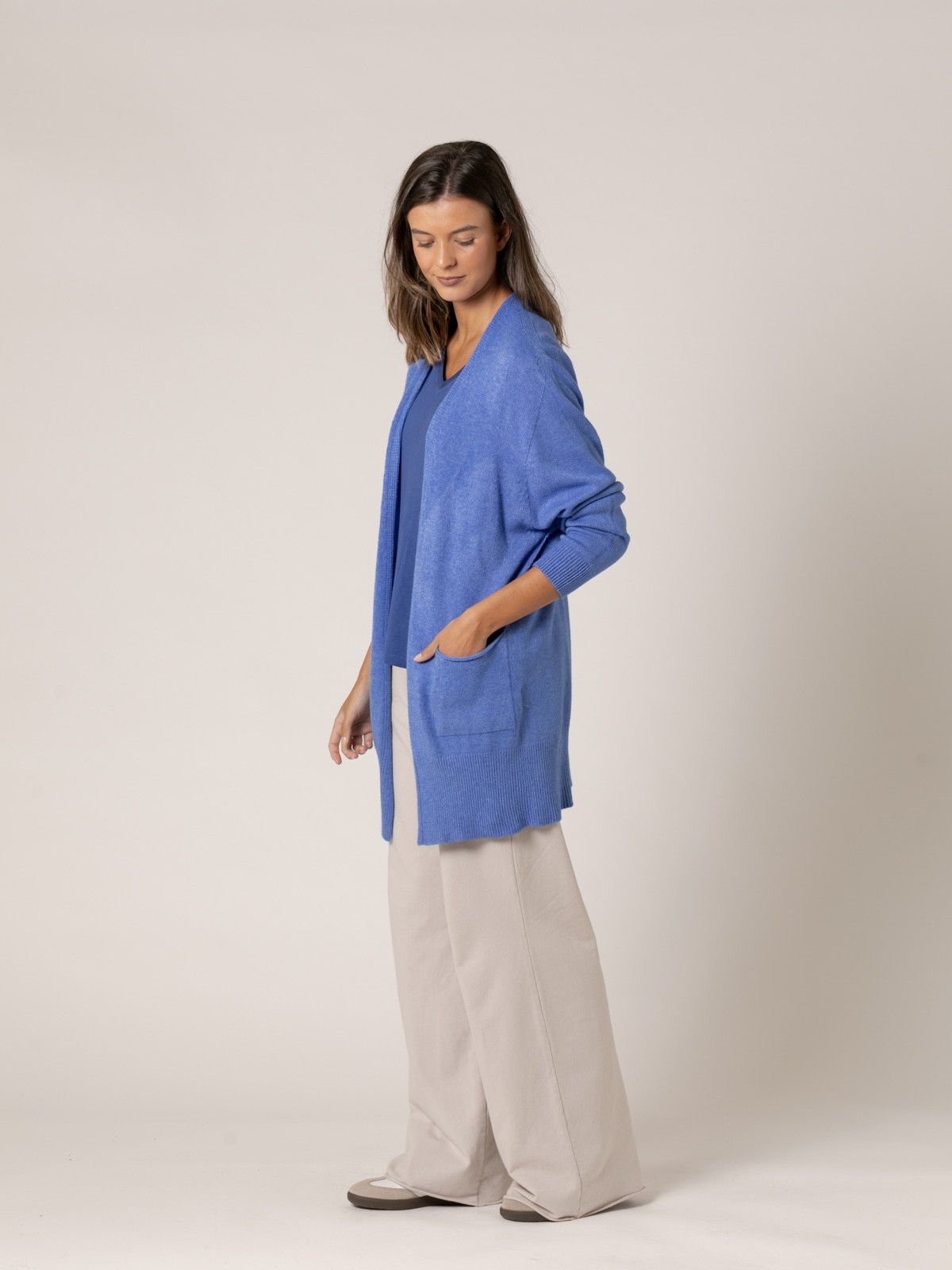 Woman Long cardigan with soft knit pockets  azul kleincolour