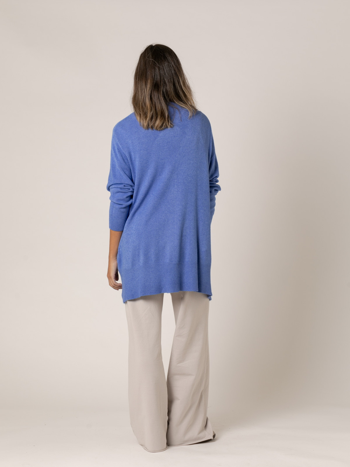 Woman Long cardigan with soft knit pockets  azul kleincolour