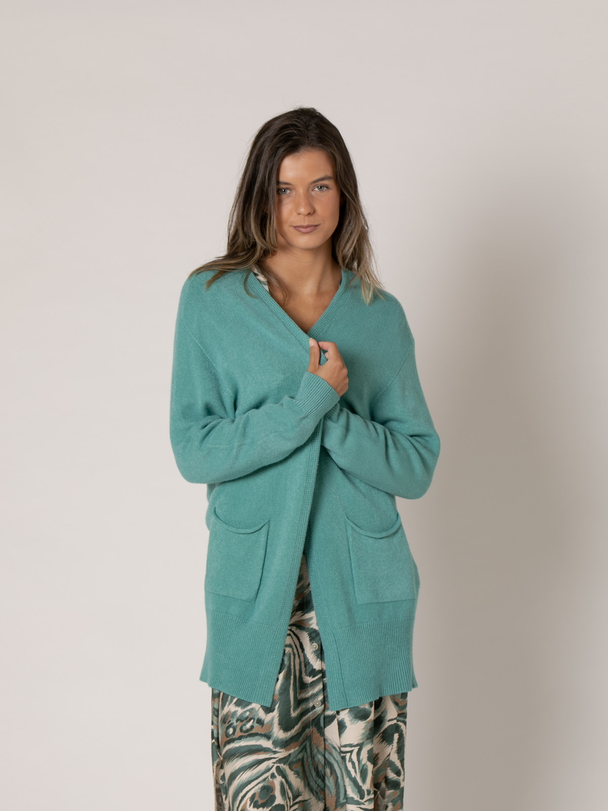 Cardigan larga bolsillos punto soft color Turquesa