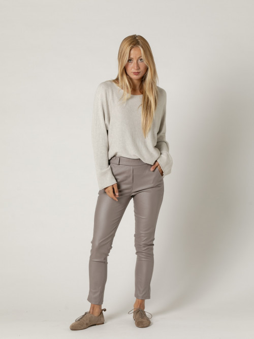 pantalón trendy ecopiel color Taupe