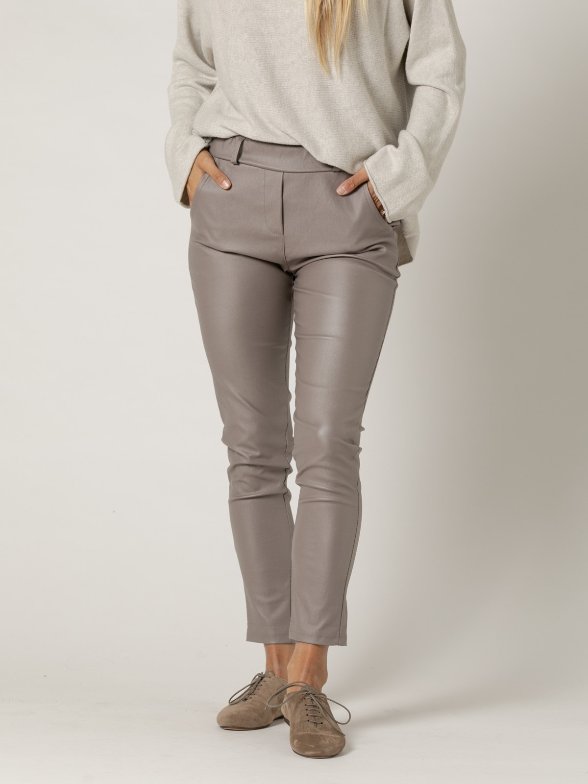 pantalón trendy ecopiel color Taupe