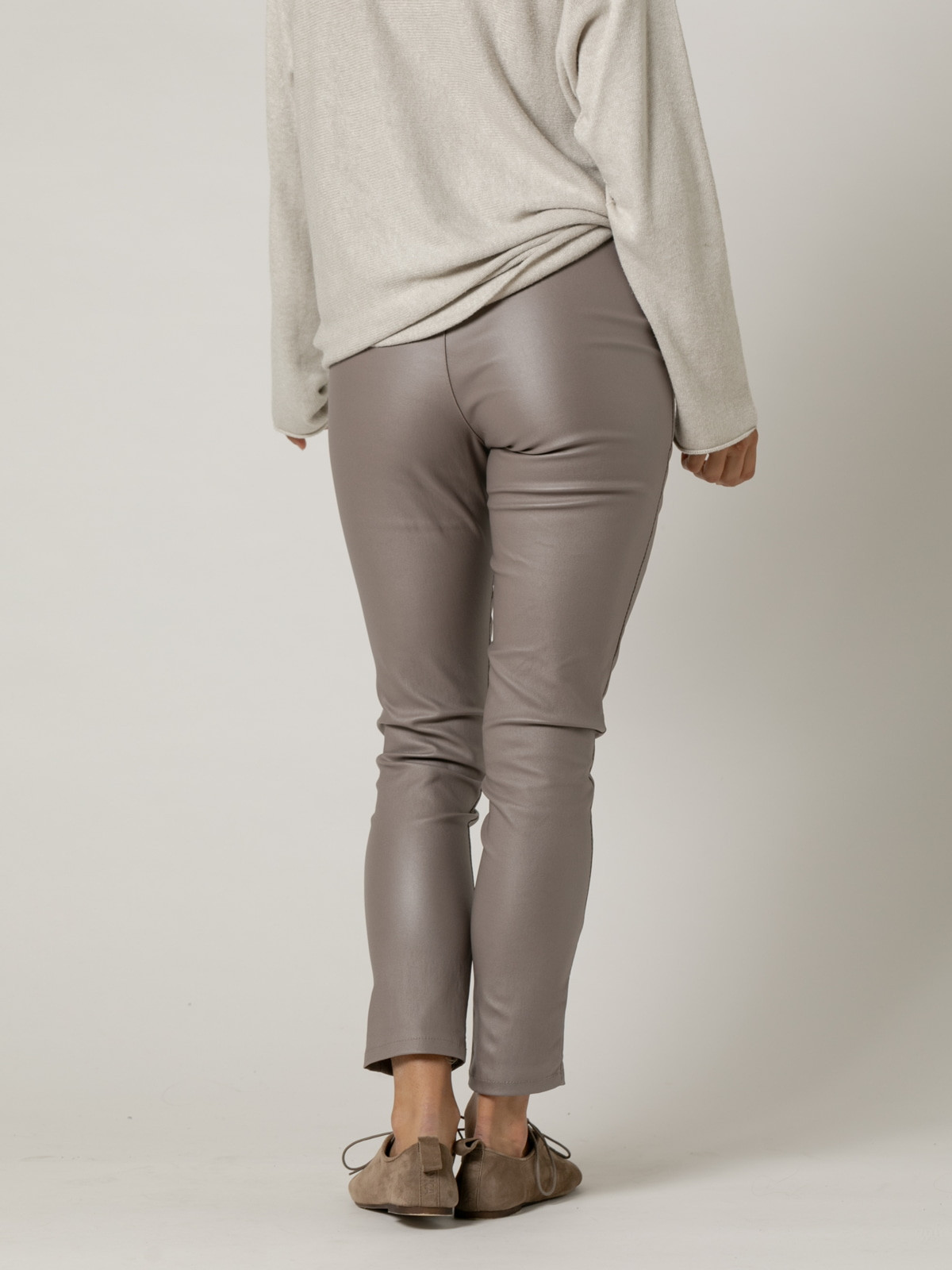 pantalón trendy ecopiel color Taupe