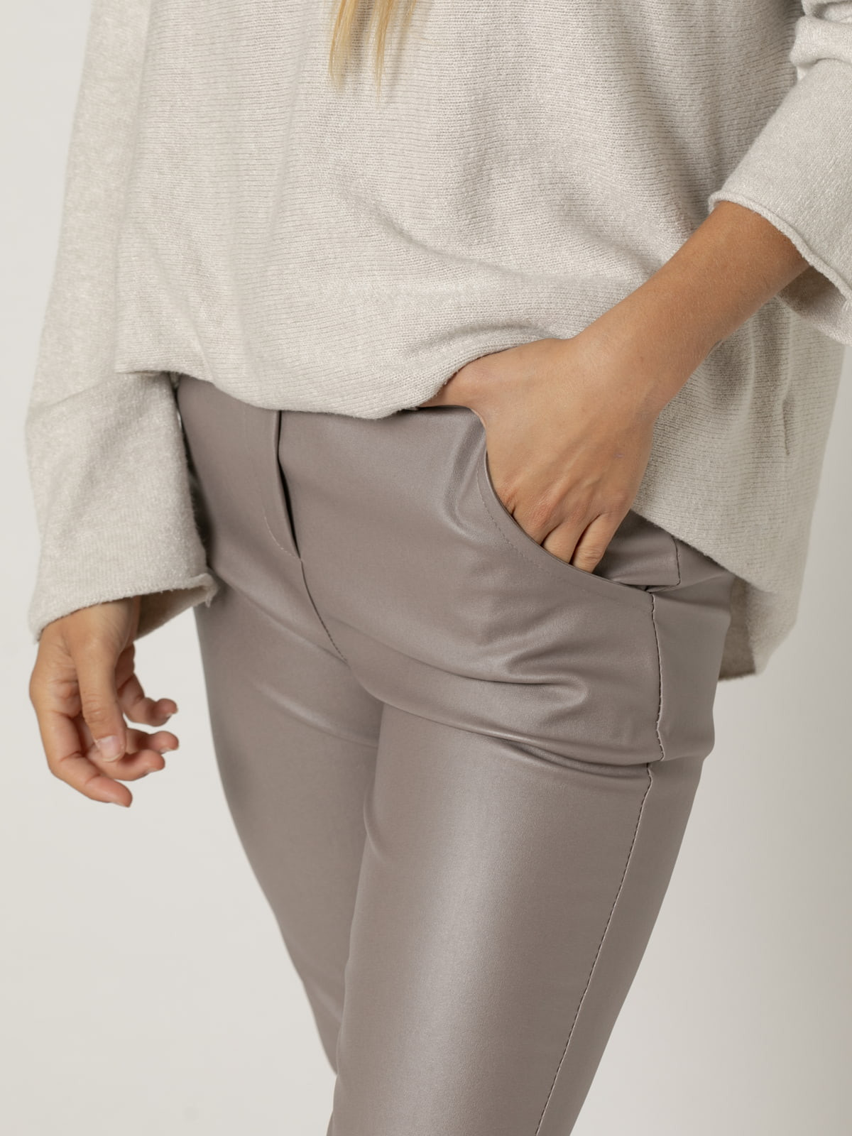 pantalón trendy ecopiel color Taupe