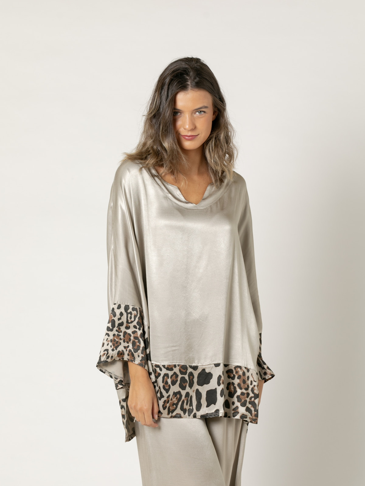 Woman oversized shirt with animal print details  Taupecolour