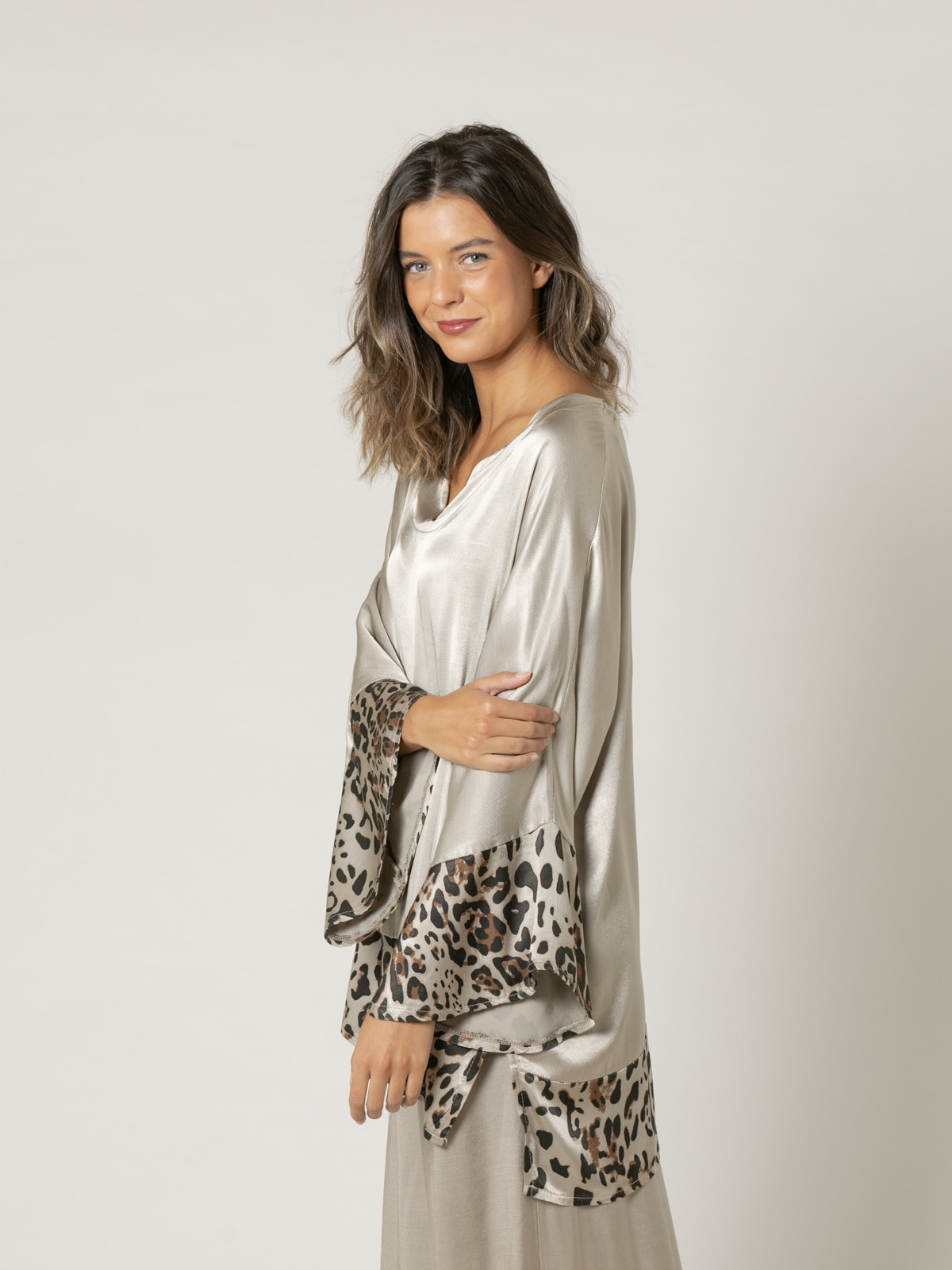 Woman oversized shirt with animal print details  Taupecolour