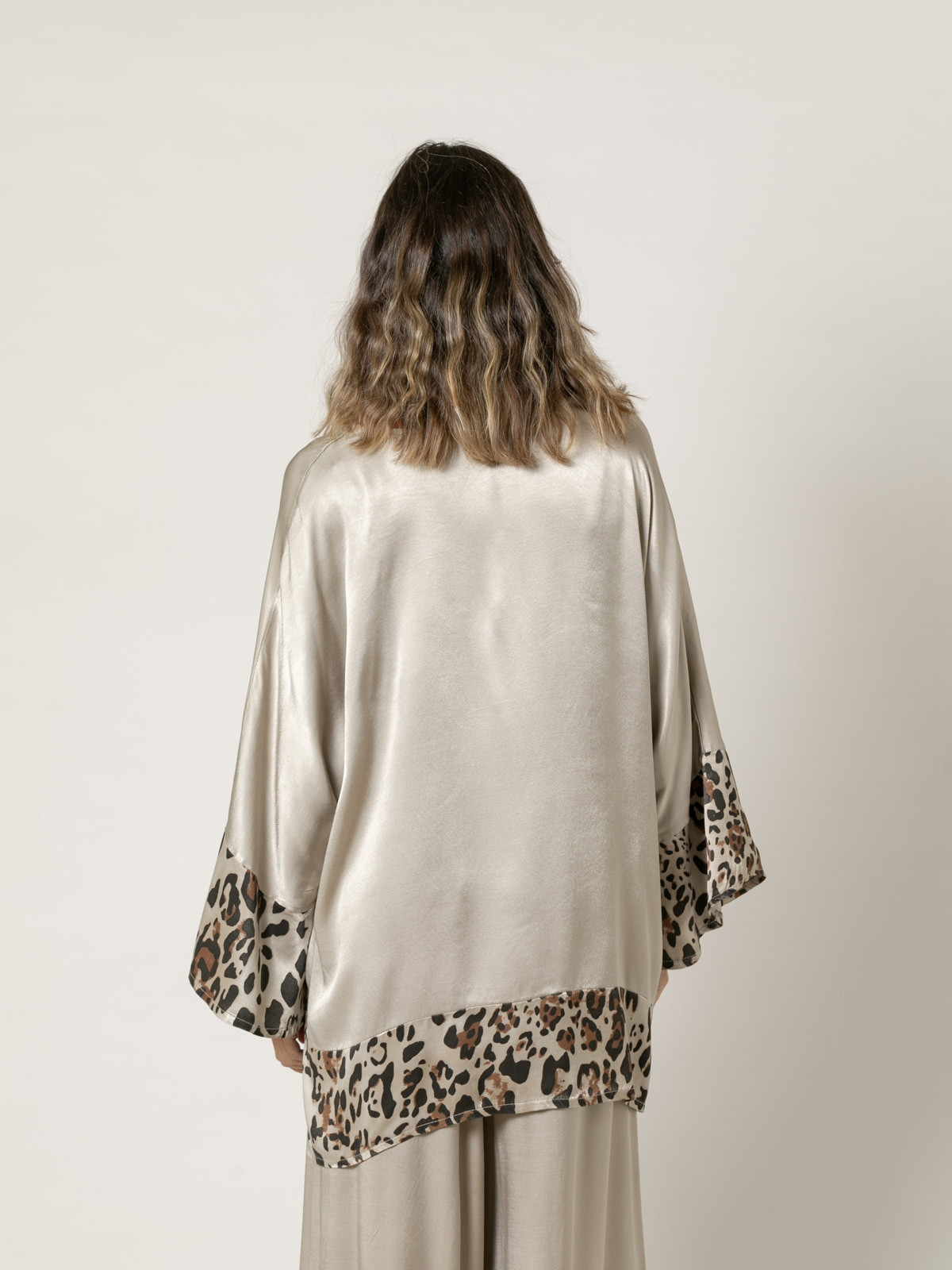 Woman oversized shirt with animal print details  Taupecolour