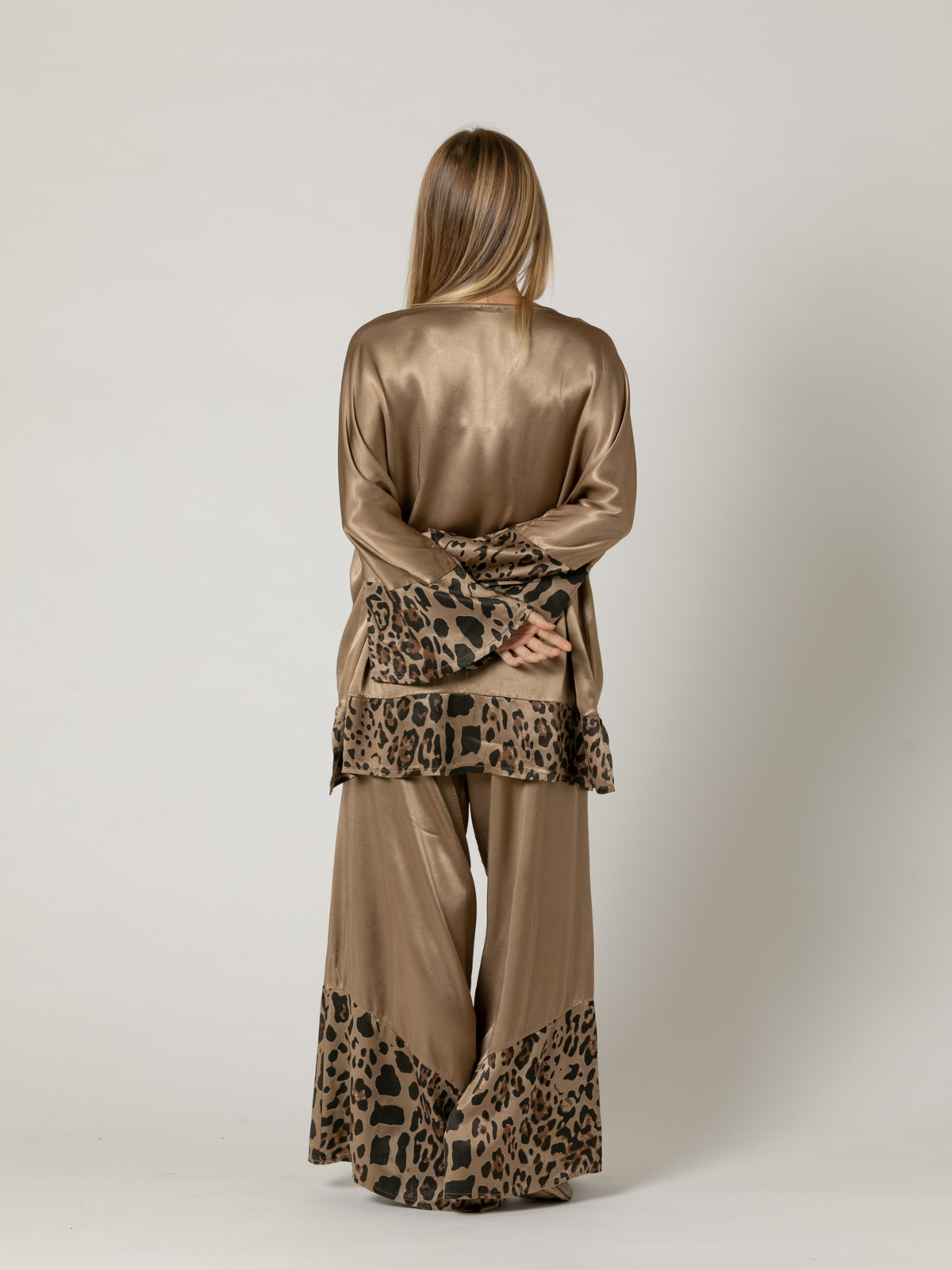 camisa oversize detelles animal print color Camel