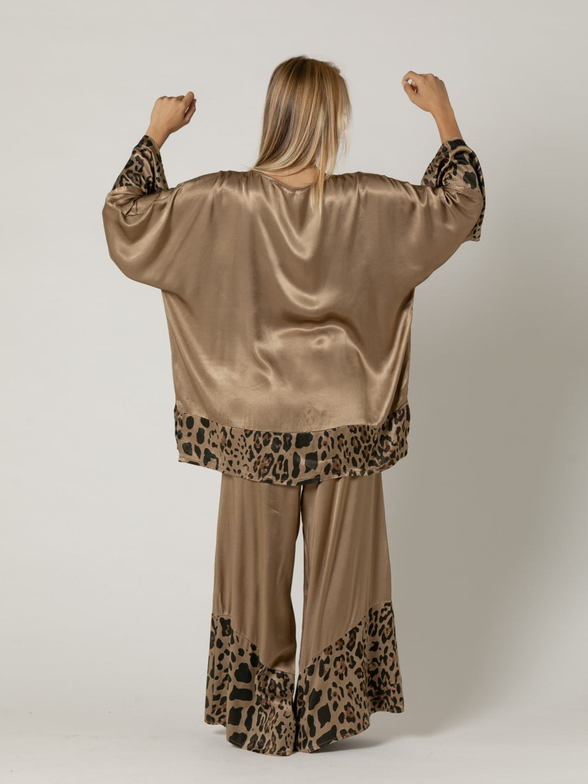 camisa oversize detelles animal print color Camel