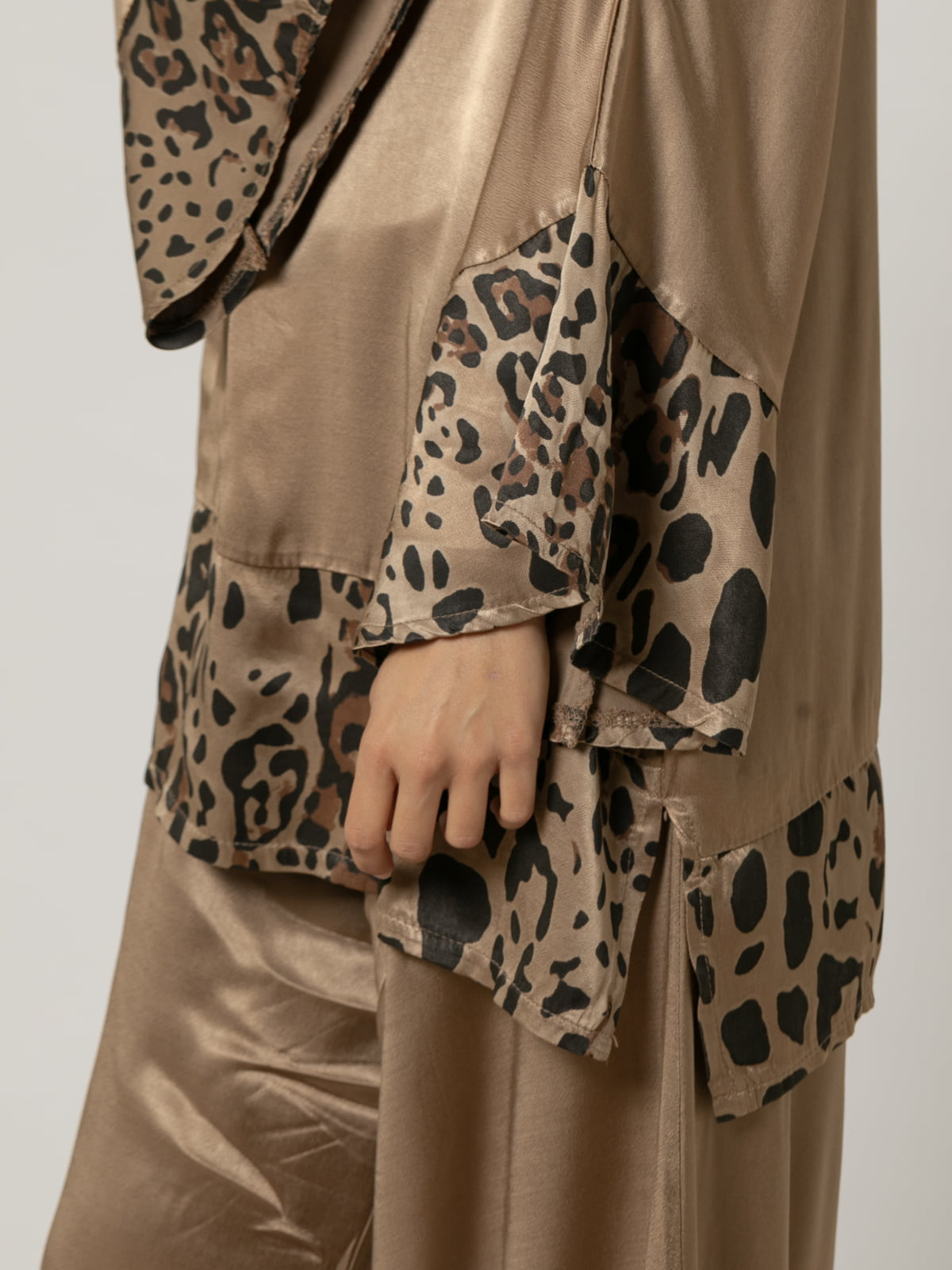 camisa oversize detelles animal print color Camel