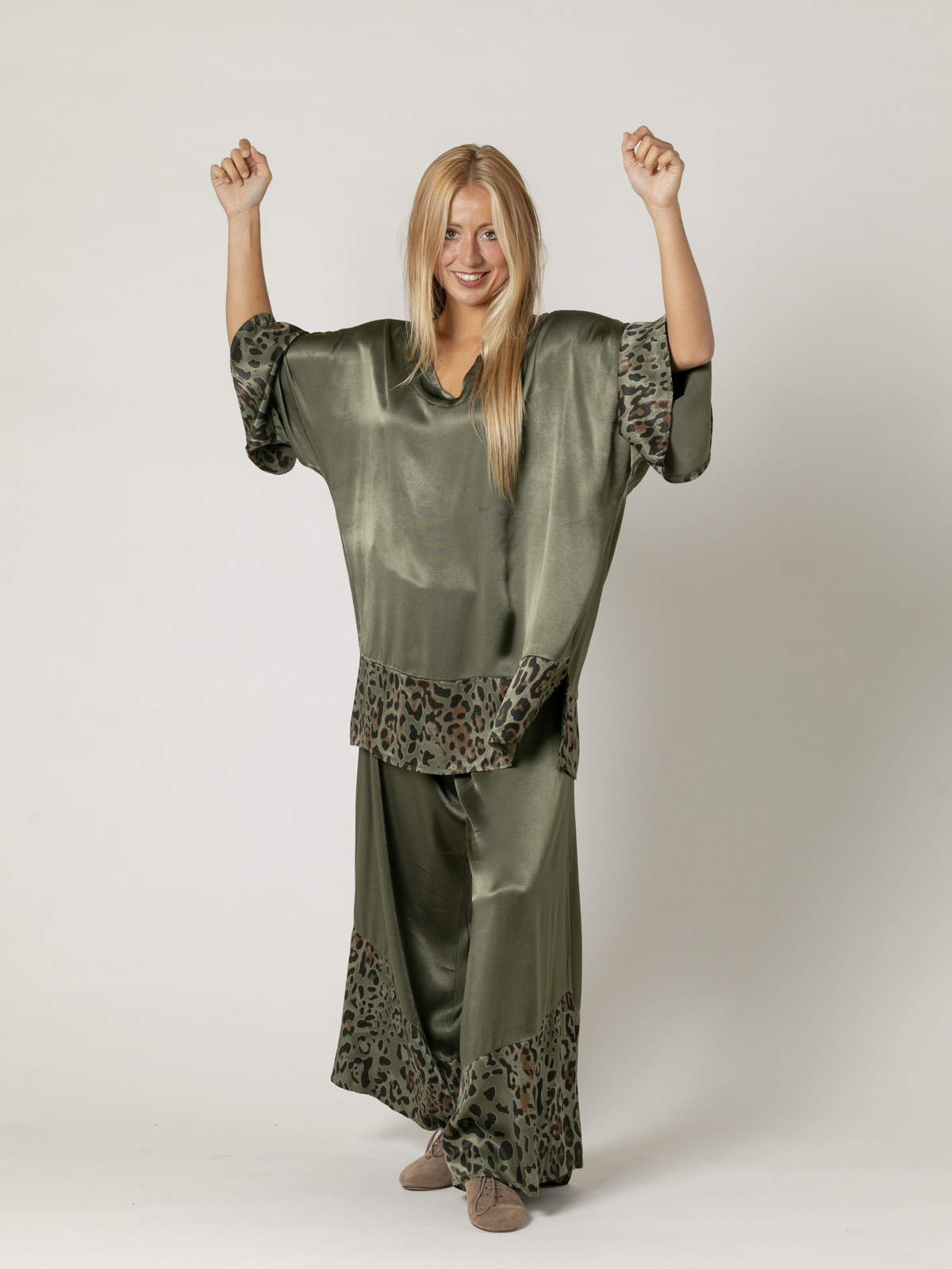 camisa oversize detelles animal print color Caqui