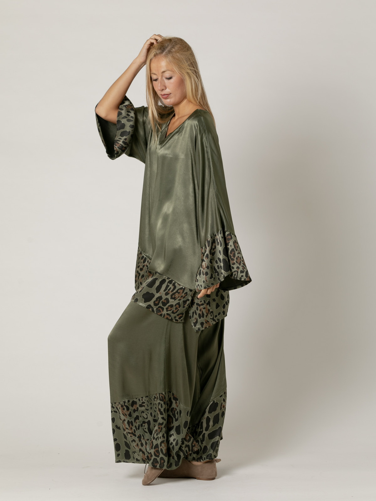 Woman oversized shirt with animal print details  Khakicolour