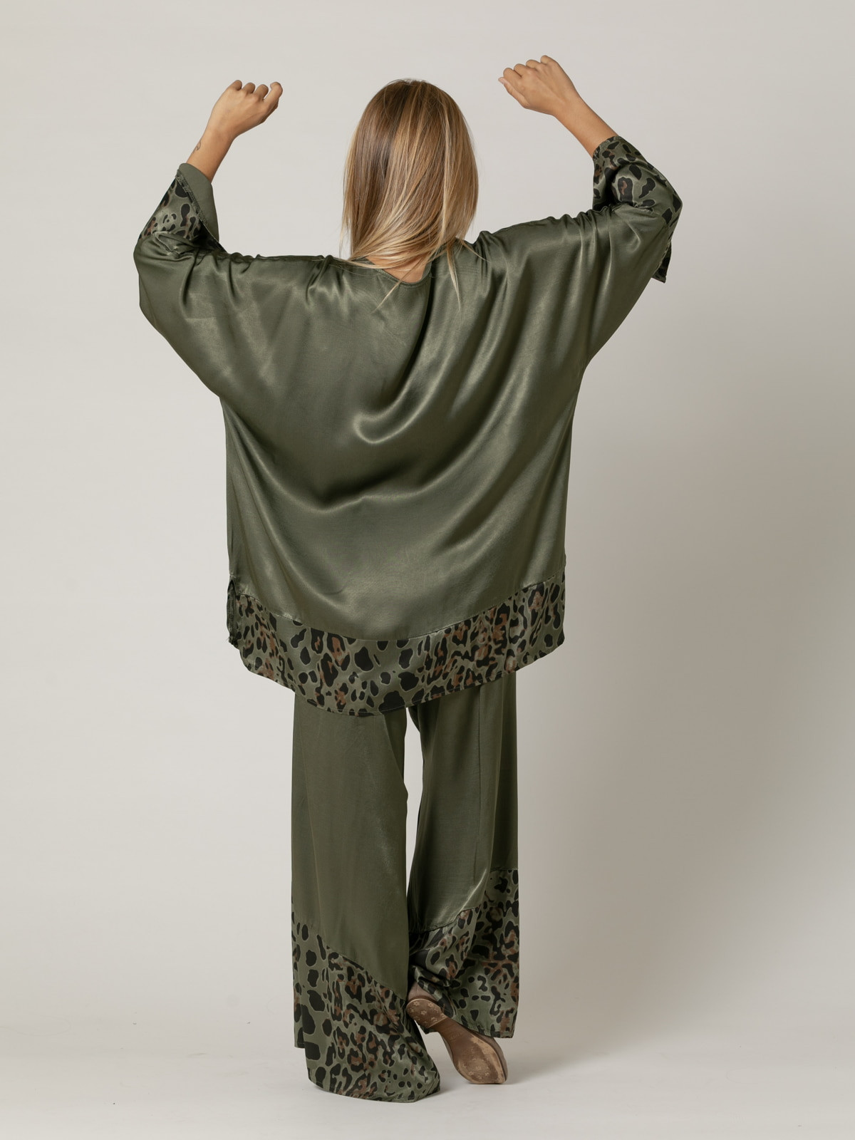 Woman oversized shirt with animal print details  Khakicolour