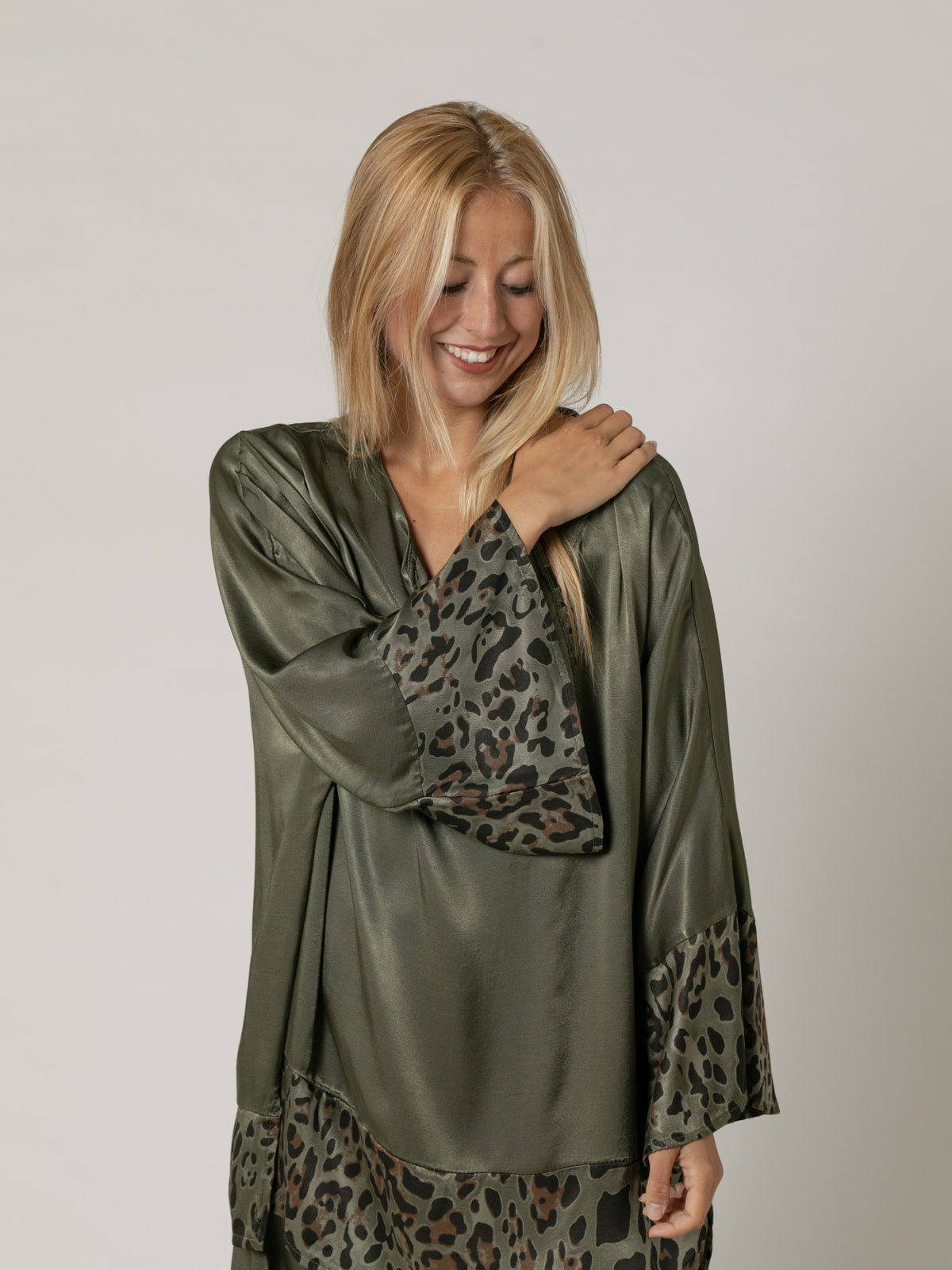 camisa oversize detelles animal print color Caqui