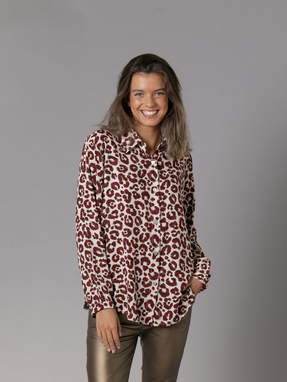 Camisa fluida animal print color Burdeos