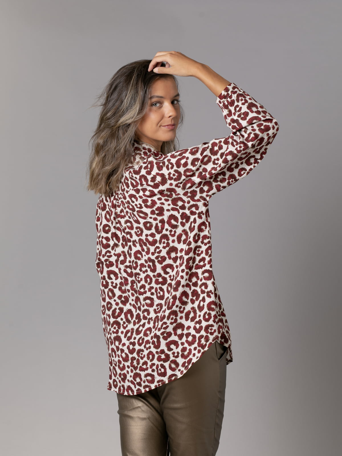 Camisa fluida animal print color Burdeos