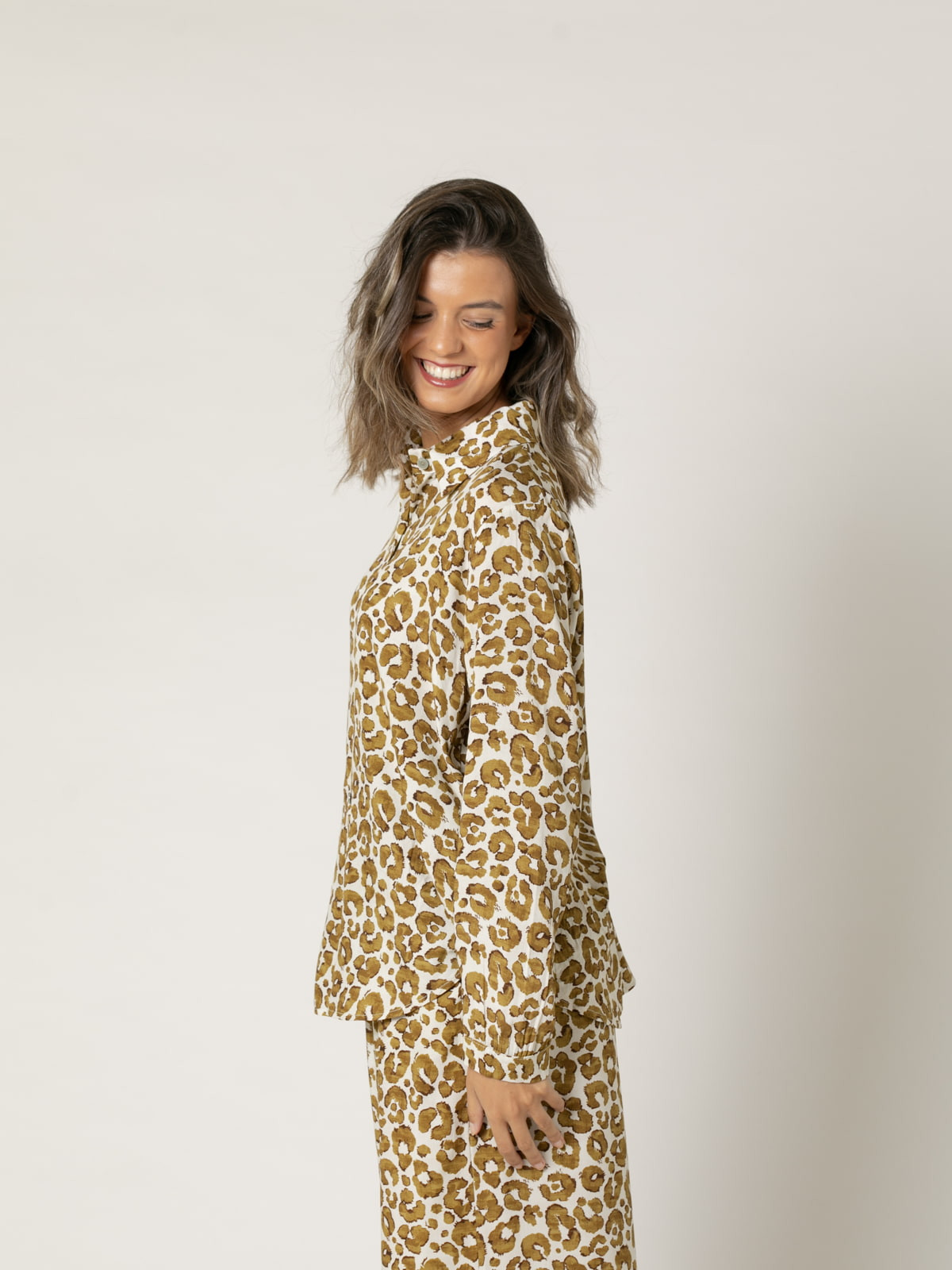 Camisa fluida animal print color Ocre