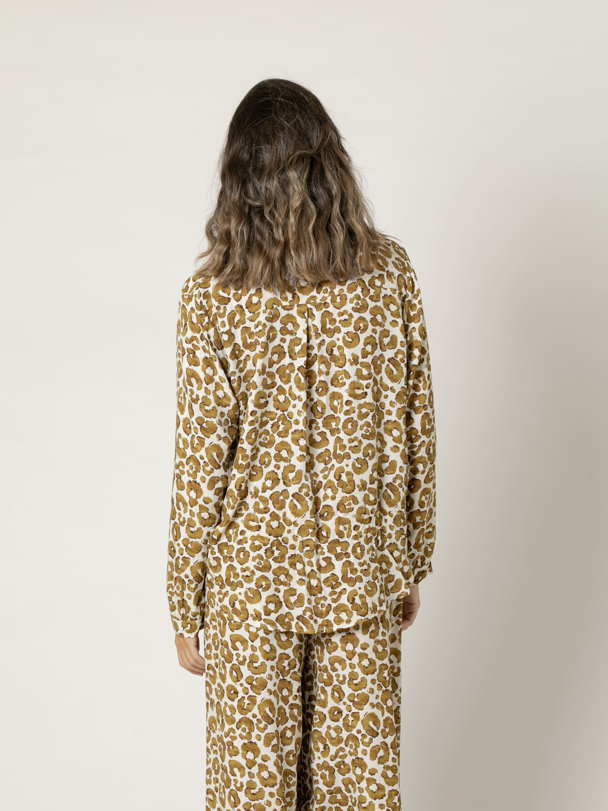 Camisa fluida animal print color Ocre