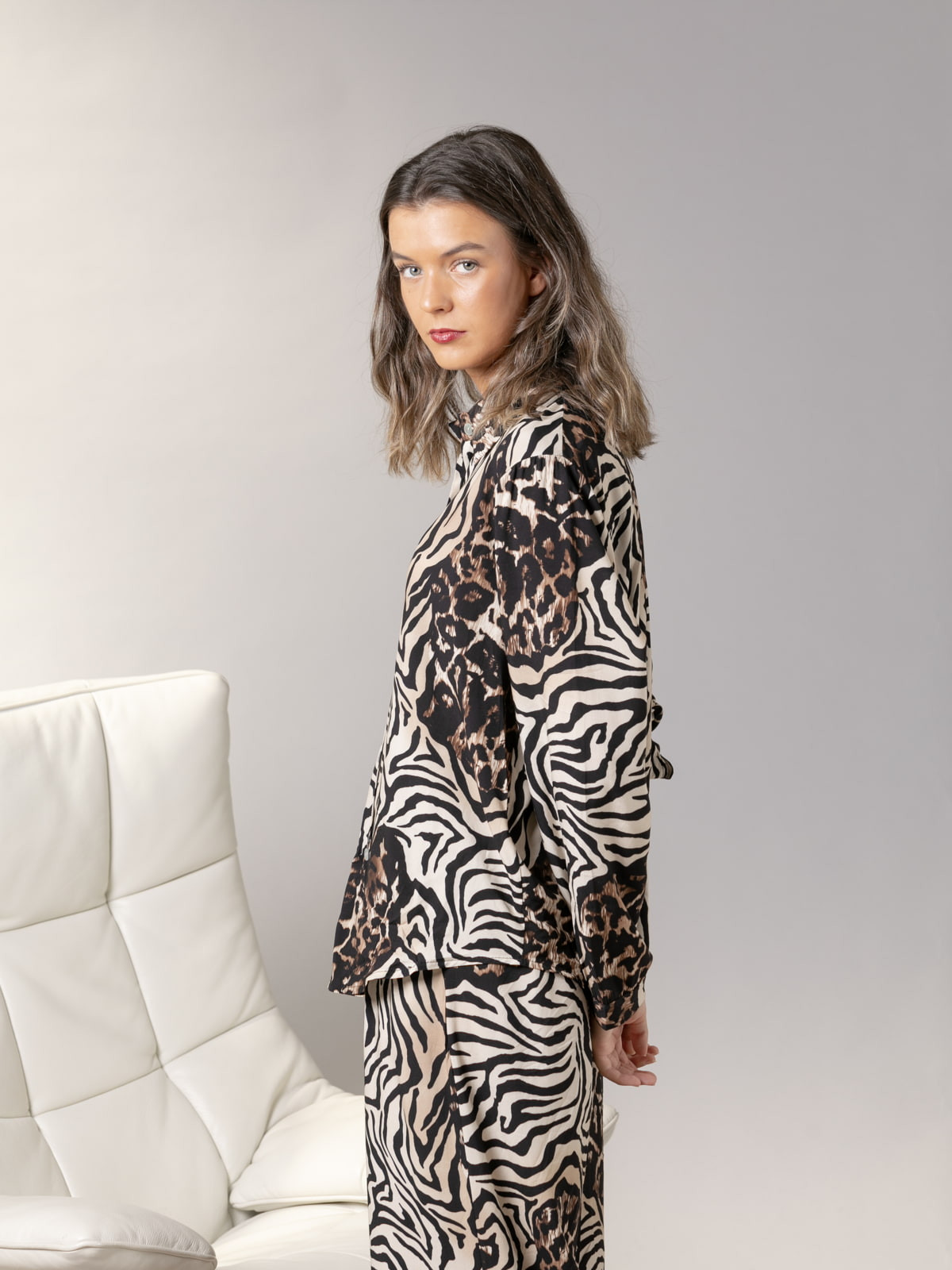 Camisa fluida animal print color Negro