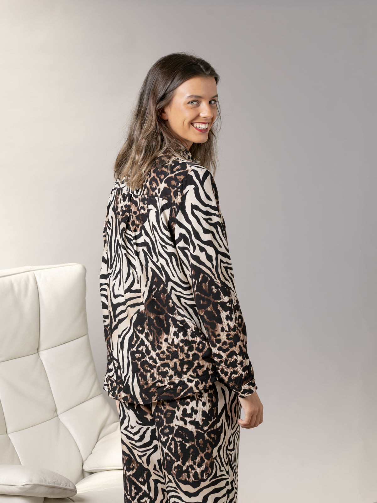 Camisa fluida animal print color Negro