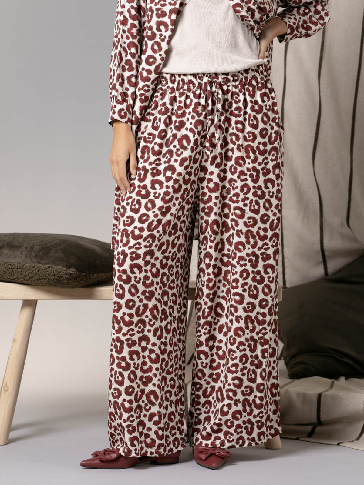 Woman oversized fluid pants with animal drawing  Bordeauxcolour