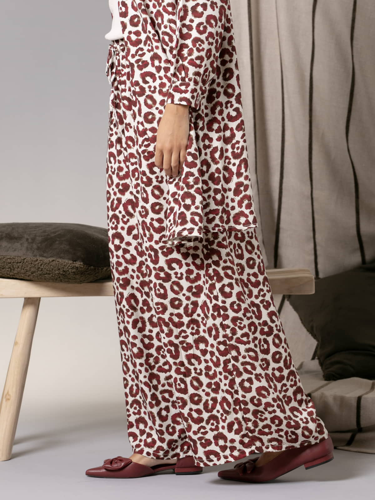 Woman oversized fluid pants with animal drawing  Bordeauxcolour