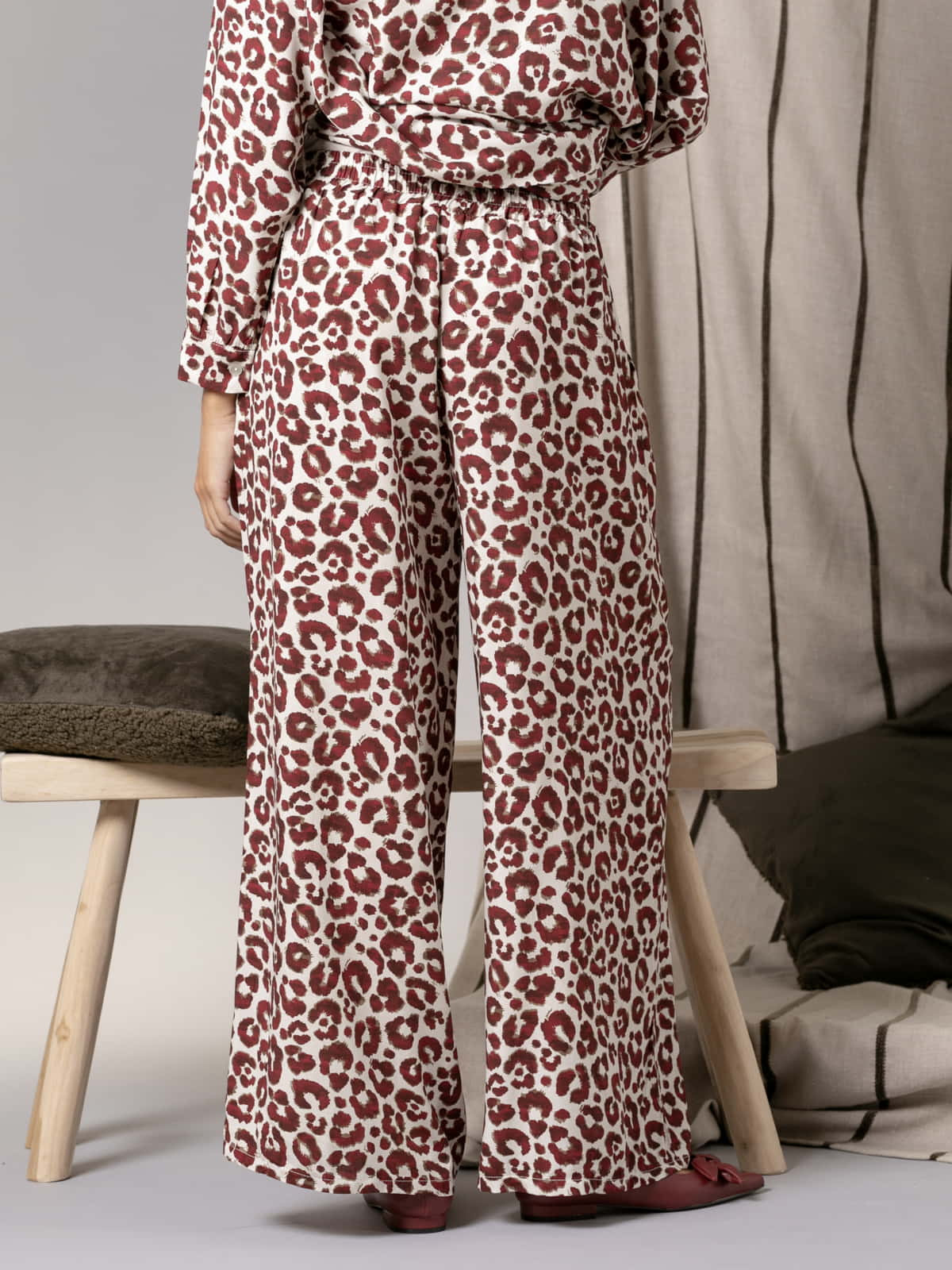 Woman oversized fluid pants with animal drawing  Bordeauxcolour