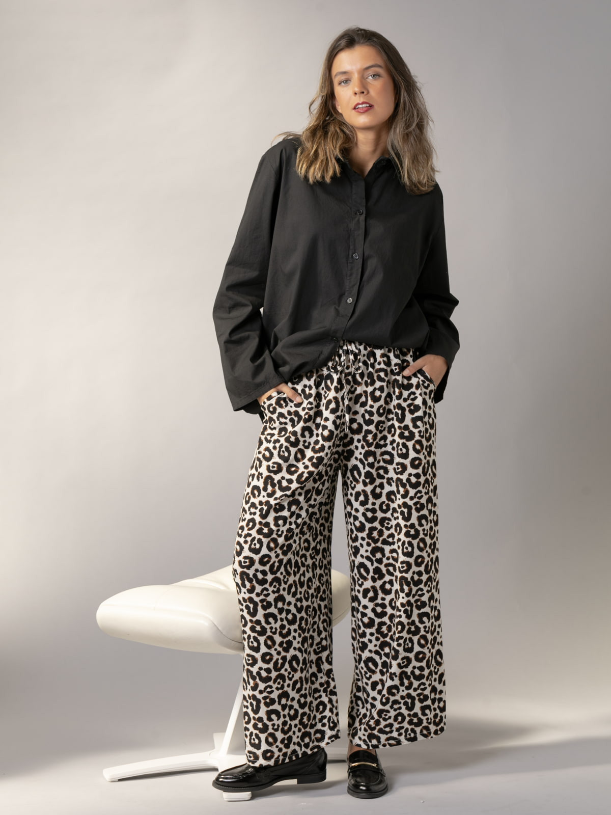 Woman oversized fluid pants with animal drawing  Blackcolour