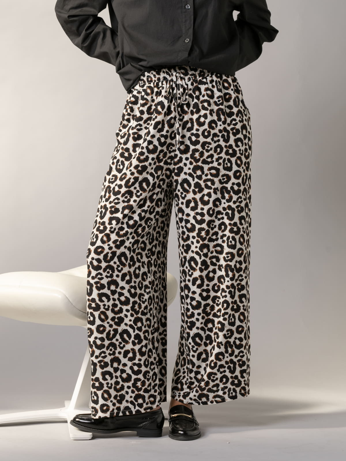 Woman oversized fluid pants with animal drawing  Blackcolour