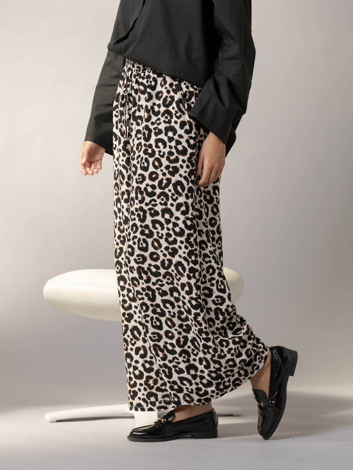 Woman oversized fluid pants with animal drawing  Blackcolour