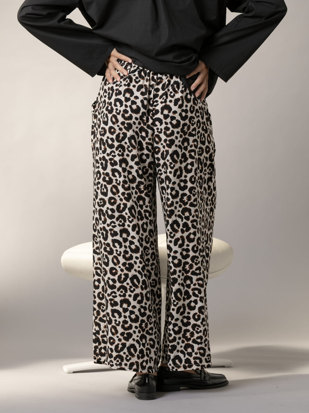 Woman oversized fluid pants with animal drawing  Blackcolour