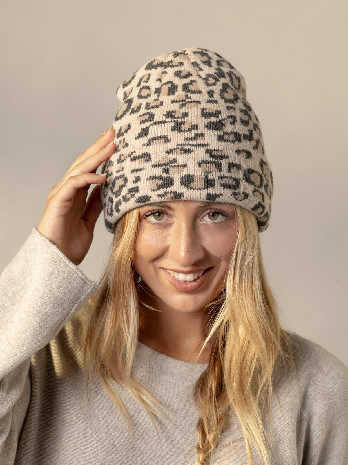 Gorro animal print color camel claro