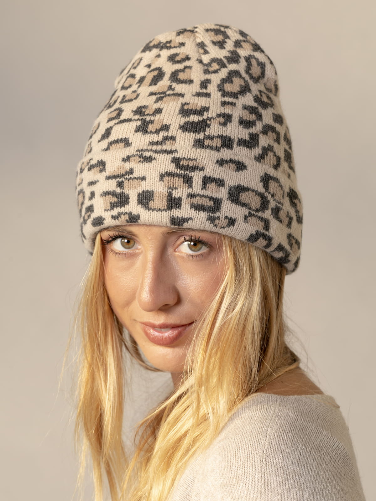 Animal print hat  camel claro colour