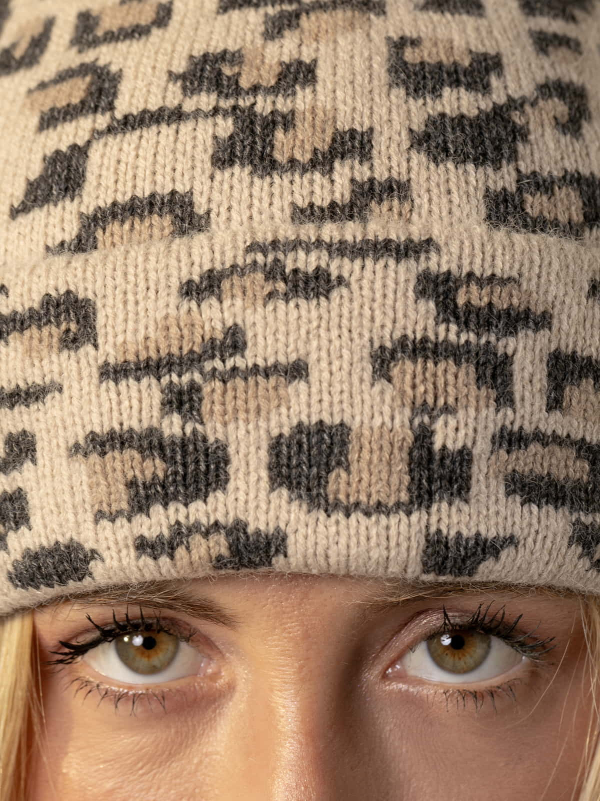 Gorro animal print color camel claro